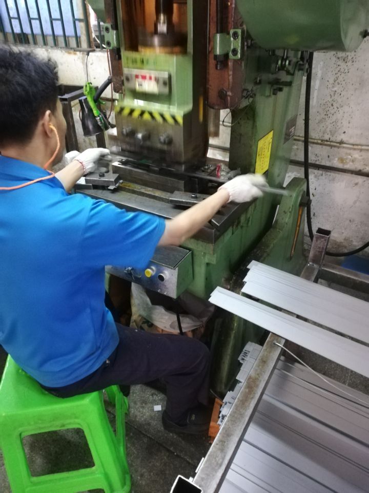沖壓長(zhǎng)合頁.jpg